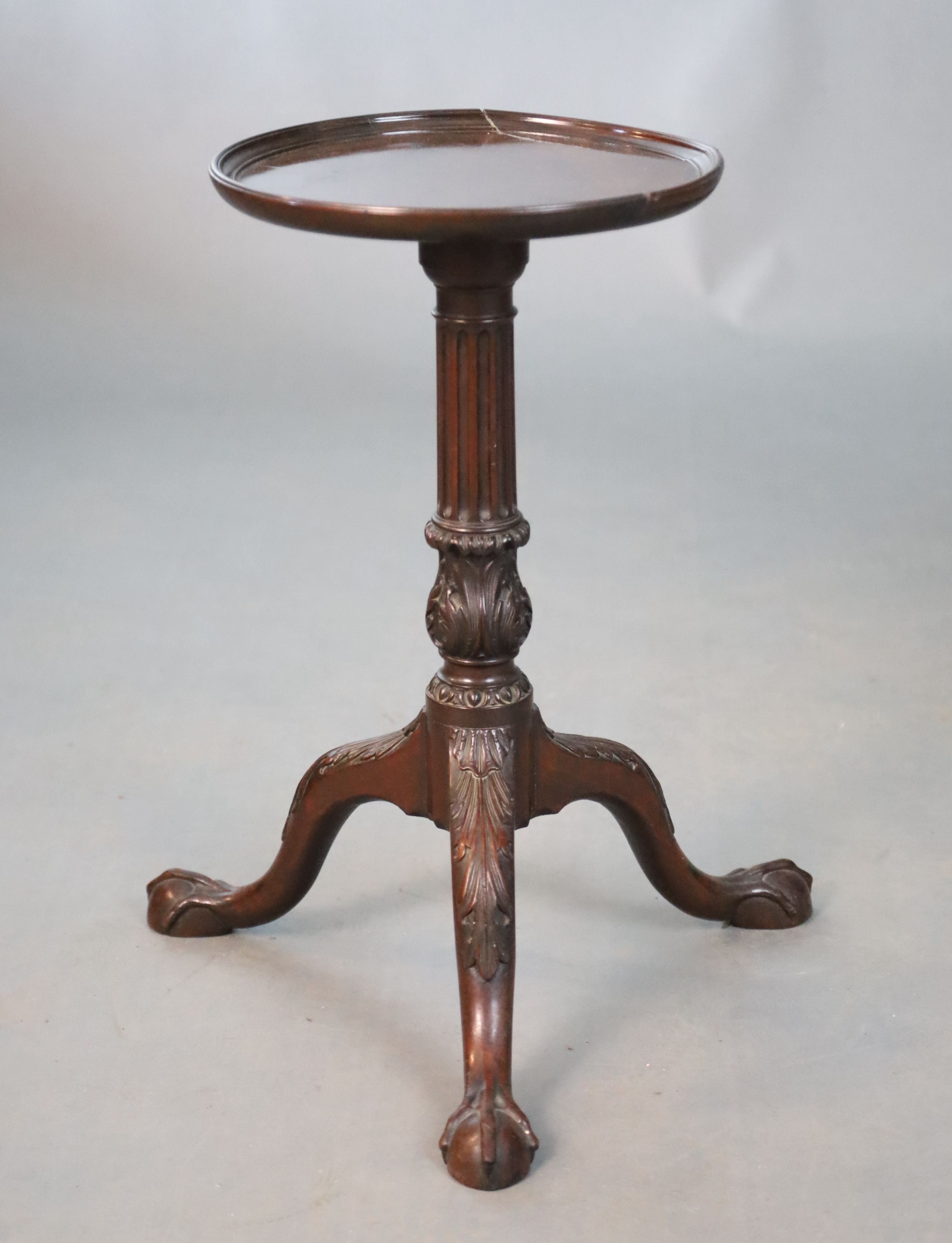 A George II mahogany wine table, top Diam.30.5cm H.56cm